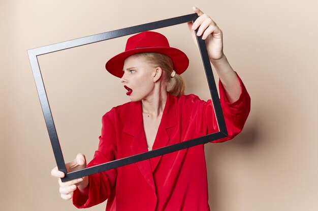 Kobieta rama w ręku w czerwonym kapeluszu i kurtce model studio bez zmian