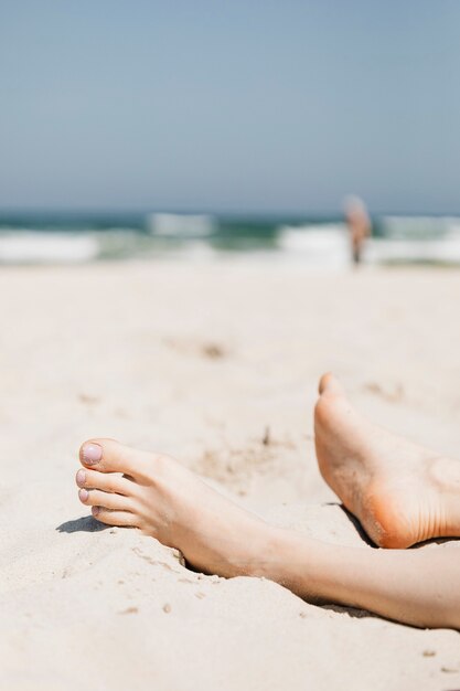 Kobieta relaks na piasku na plaży