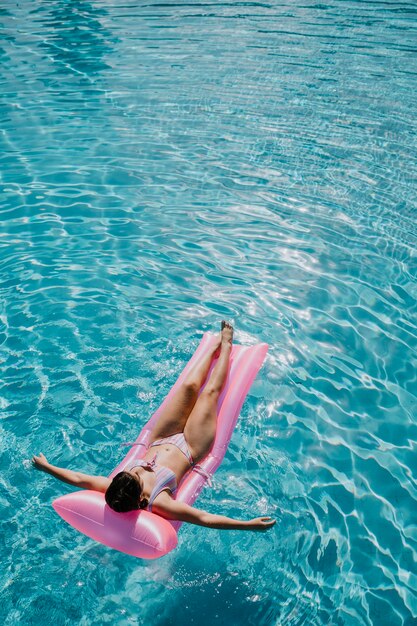 Kobieta relaksuje na materac w basenie