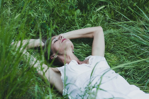 Bezpłatne zdjęcie kobieta relaksuje na trawie