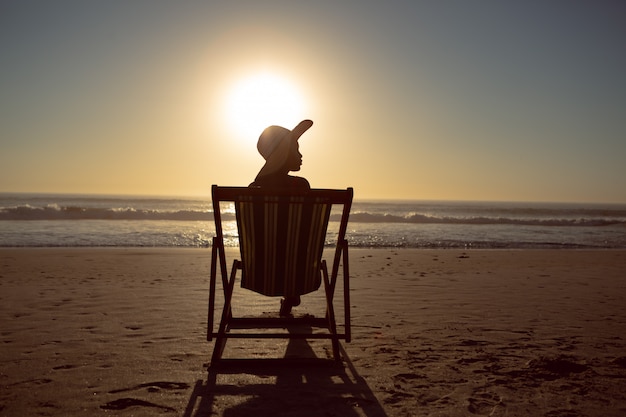 Kobieta relaksuje w plażowym krześle na plaży