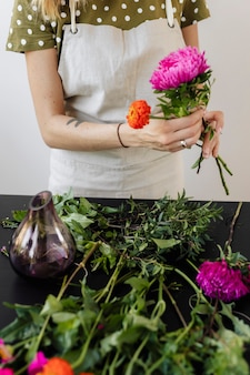 Kobieta robi bukiet kwiatów