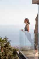 Bezpłatne zdjęcie kobieta robi fitness w domu na balkonie