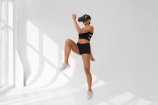 Kobieta robi fitness z okularami vr