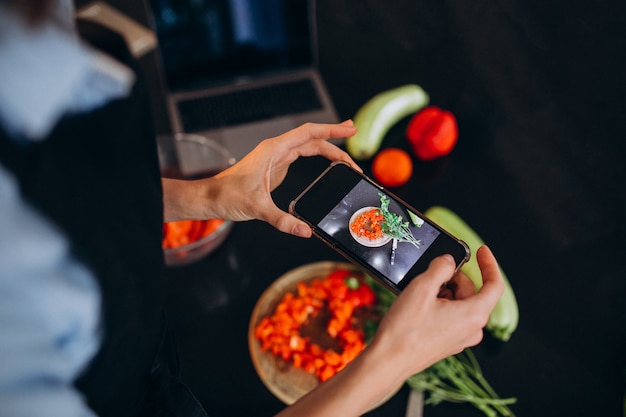 Kobieta Robi Fotografii Posiłek Na Jej Telefonie