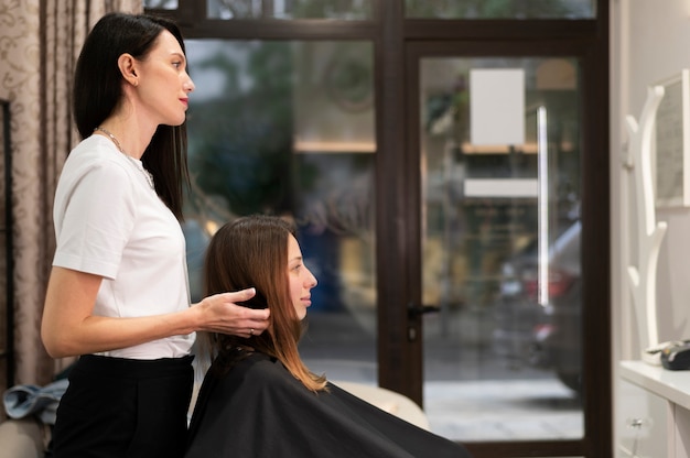 Bezpłatne zdjęcie kobieta robi fryzurę w salonie kosmetycznym