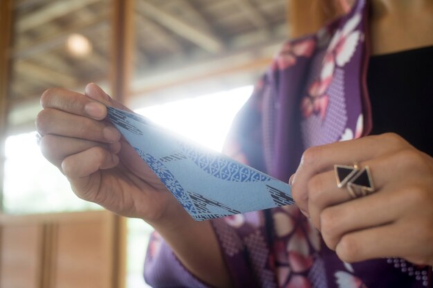 Kobieta robi origami z japońskim papierem