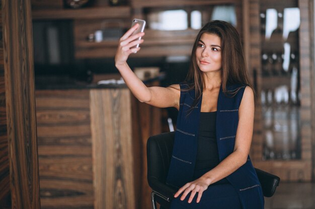 Kobieta robi selfie na jej telefon