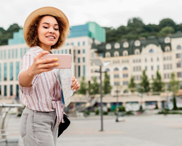 Kobieta robi selfie obok ładnego budynku