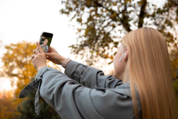 Kobieta robi selfie z bliska