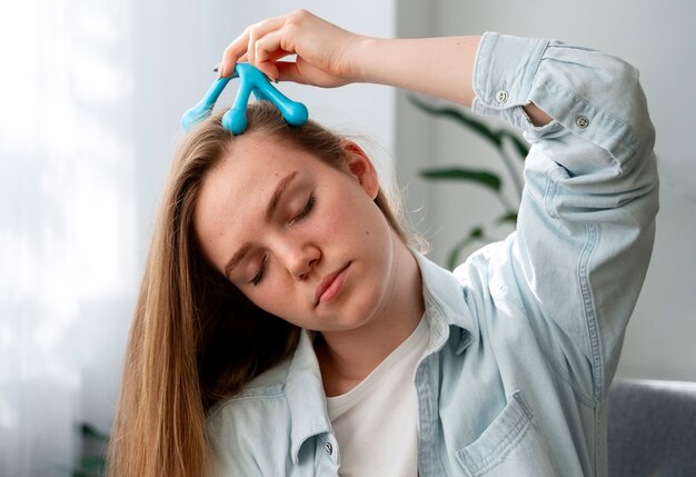 Bezpłatne zdjęcie kobieta robi sobie masaż głowy.