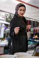 Bezpłatne zdjęcie kobieta robi zakupy na ramadan średni strzał