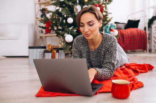 Kobieta Robi Zakupy Online Na Bożych Narodzeniach