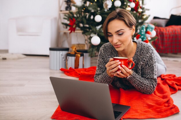 Kobieta Robi Zakupy Online Na Bożych Narodzeniach