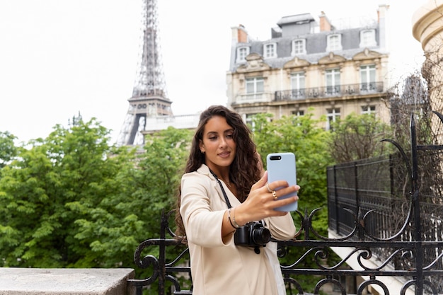 Kobieta robiąca selfie w Paryżu