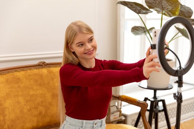 Kobieta robiąca selfie w średnim ujęciu