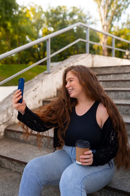 Kobieta robiąca selfie z boku