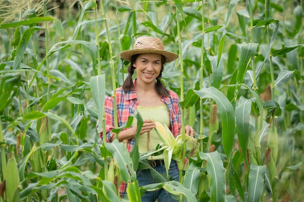 Kobieta rolnik sprawdza rośliny na swoim gospodarstwie