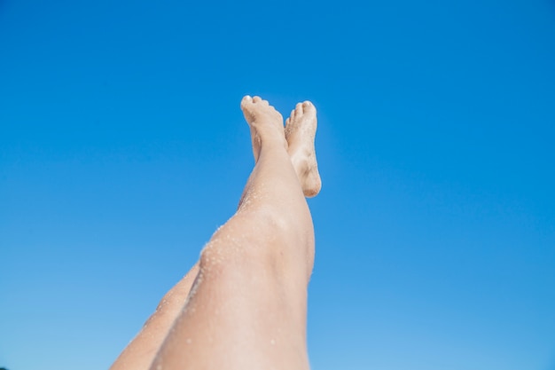 Bezpłatne zdjęcie kobieta rozciąga nogi w kierunku nieba