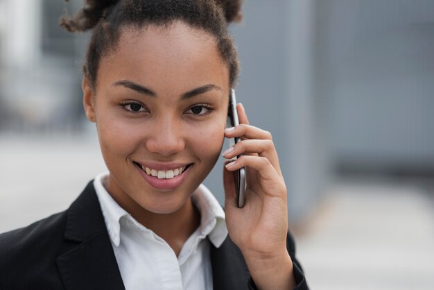 Kobieta rozmawia przez telefon z bliska