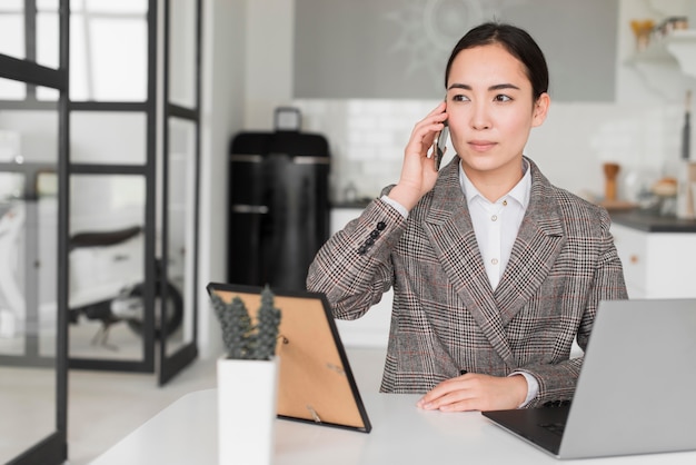 Bezpłatne zdjęcie kobieta rozmawia przez telefon