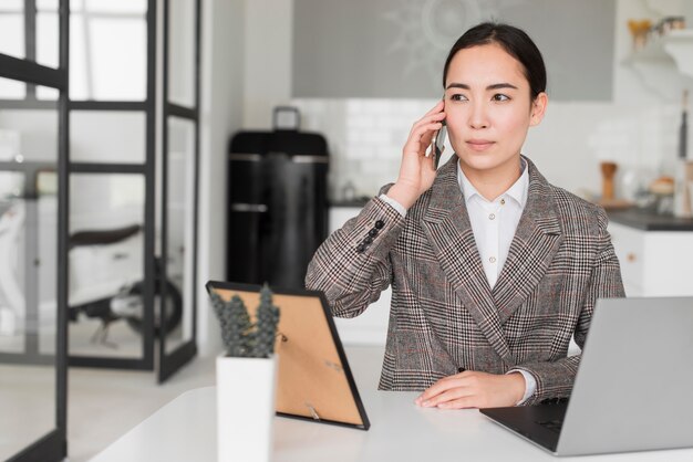 Kobieta rozmawia przez telefon