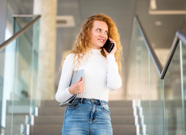 Bezpłatne zdjęcie kobieta rozmawia przez telefon