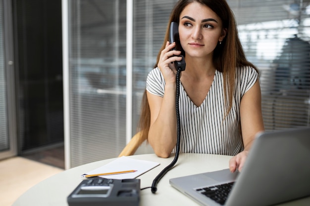 Bezpłatne zdjęcie kobieta rozmawia przez telefon