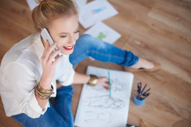 Kobieta Rysująca Szkice I Rozmawiająca Przez Telefon