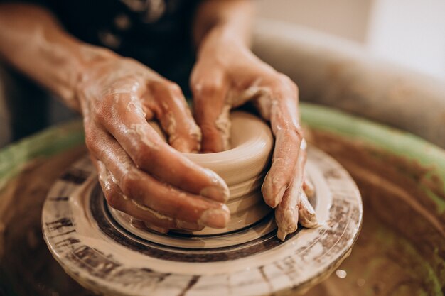 Kobieta rzemieślniczka w sklepie z ceramiką