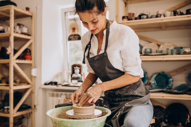 Kobieta rzemieślniczka w sklepie z ceramiką