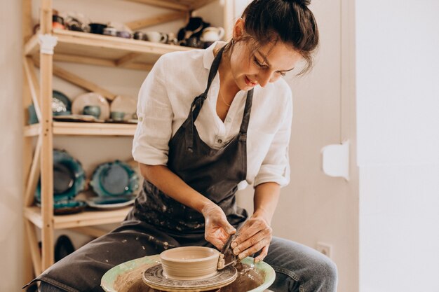 Kobieta rzemieślniczka w sklepie z ceramiką