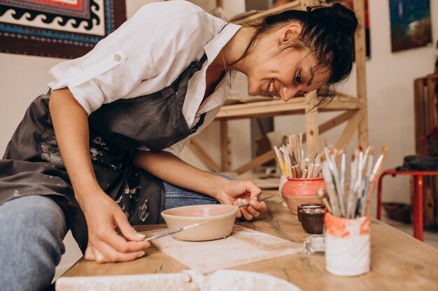 Kobieta rzemieślniczka w sklepie z ceramiką