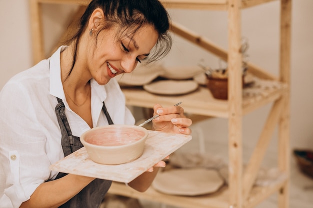 Kobieta rzemieślniczka w sklepie z ceramiką