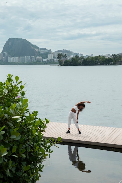 Bezpłatne zdjęcie kobieta samotnie ćwiczy na świeżym powietrzu