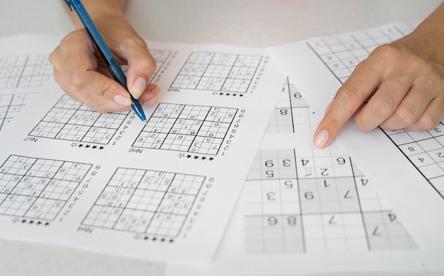 Kobieta samotnie grająca w sudoku