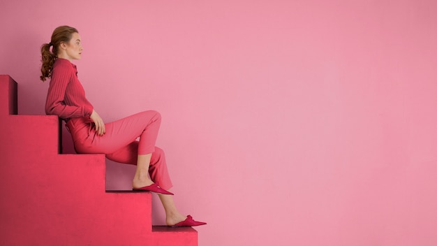 Bezpłatne zdjęcie kobieta siedząca na schodach kolor roku 2023