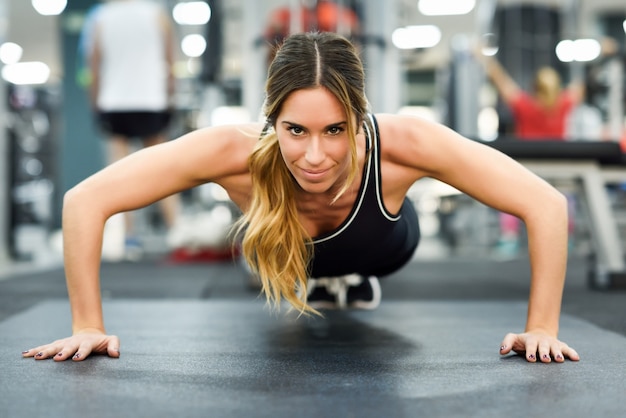 Bezpłatne zdjęcie kobieta siłowni mięśnie zdrowie ćwiczenia