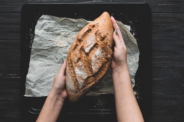 Kobieta, służąc bochenek chleba