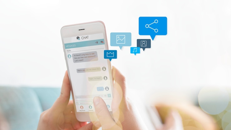 Bezpłatny plik Zdjęcie kobieta sms-y na kanapie