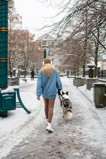 Kobieta spaceru w towarzystwie swojego zwierzaka