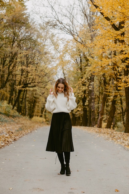 Bezpłatne zdjęcie kobieta spacerująca po jesiennym parku