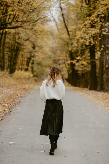 Bezpłatne zdjęcie kobieta spacerująca po jesiennym parku
