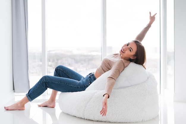 Bezpłatne zdjęcie kobieta spędzać czas w pomieszczeniu na worek fasoli
