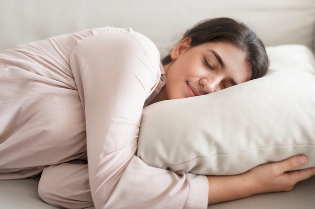 Bezpłatne zdjęcie kobieta śpi wygodnie na swojej poduszce