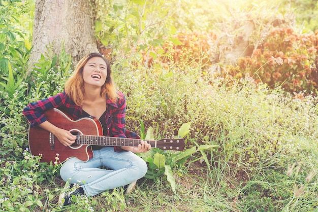 Kobieta śpiewać naturalne życie szczęśliwy