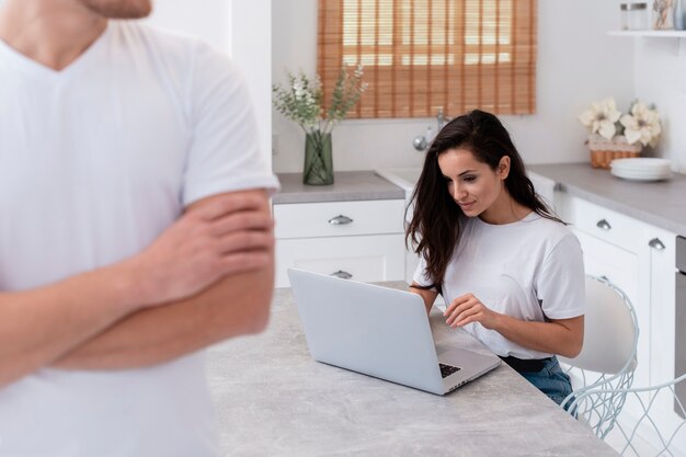 Kobieta sprawdza jej laptop w kuchni