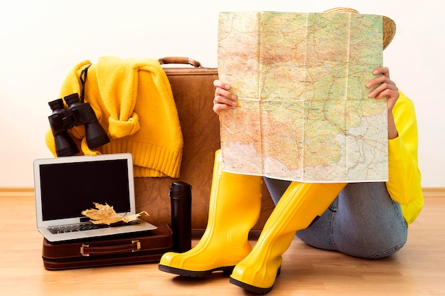 Bezpłatne zdjęcie kobieta sprawdza mapę w celu podróży jesienią