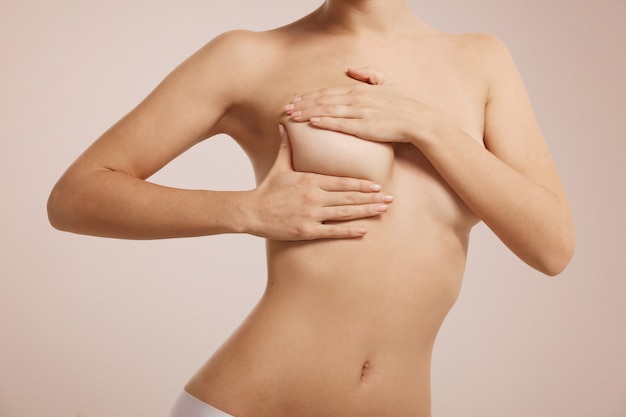 Bezpłatne zdjęcie kobieta sprawdza piersi pod kątem raka piersi