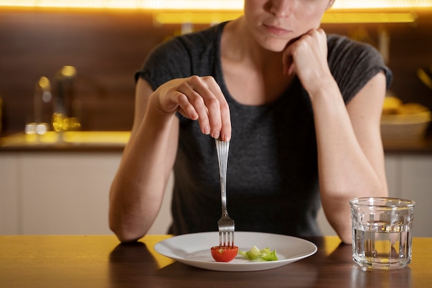 Bezpłatne zdjęcie kobieta starająca się zdrowo odżywiać w domu